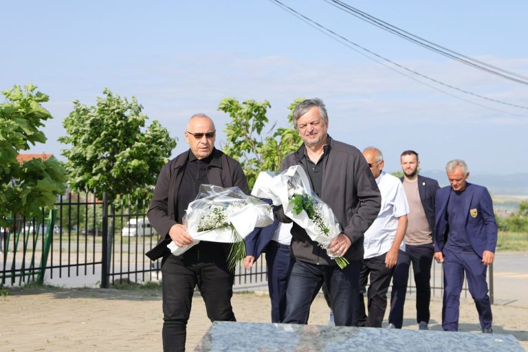 Presidenti FFK-së, Ademi së bashku me ish-ekzekutivin e FIFA-së bëjnë homazhe në varrin e Fadil Vokrrit